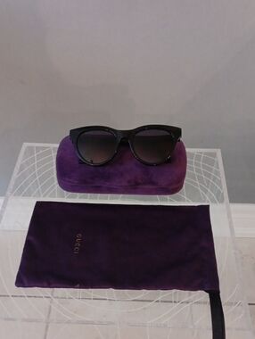 Gucci Black Cat-Eye Sunglasses with Purple Velvet Case
